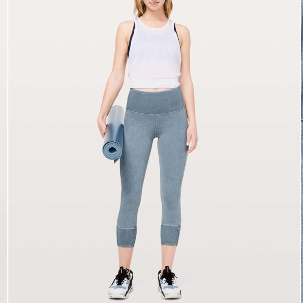 Lululemon Wunder Under Crop 23" 
Washed Moon Blue
*ribbed waistband and cuffs